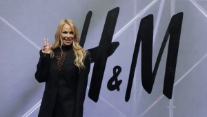   Pamela Anderson dengan bodysuit dan blazer hitam tipisnya