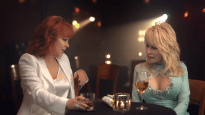   McEntire และ Parton สำหรับ"Does He Love You"