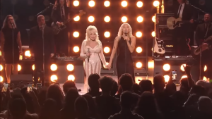   Dolly Parton a Miley Cyrus sú hlasy za dúhou