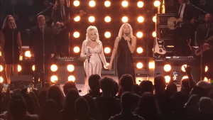 Dolly Parton a Miley Cyrus jsou hlasy za duhou