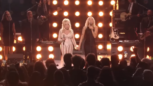   Dolly Parton y Miley Cyrus son las voces más allá del arcoíris