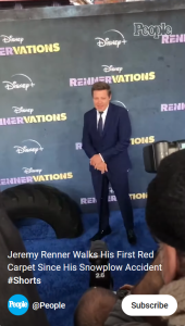   Jeremy Renner kembali ke permaidani merah selepas kemalangan membajak salji yang mengerikan