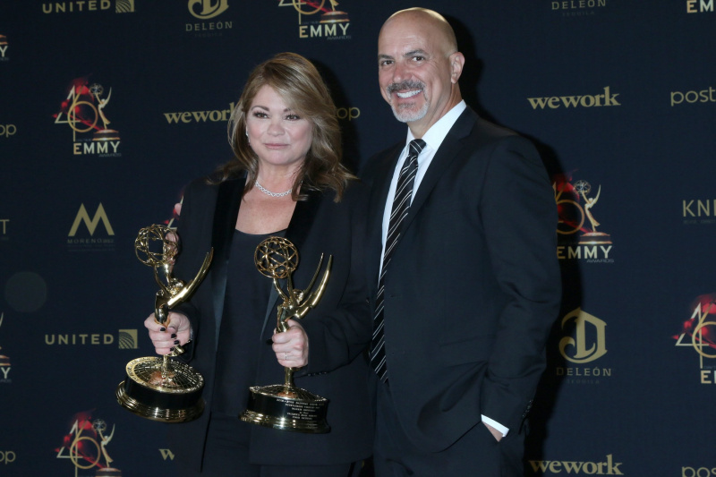 LOS ANGELES – 5. TOUKOKUUTA: Valerie Bertinelli, Tom Vitale 2019 Daytime Emmy Awardsissa