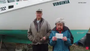 Virginia Oliver comemora 103 anos renovando sua licença para continuar como Lobster Lady