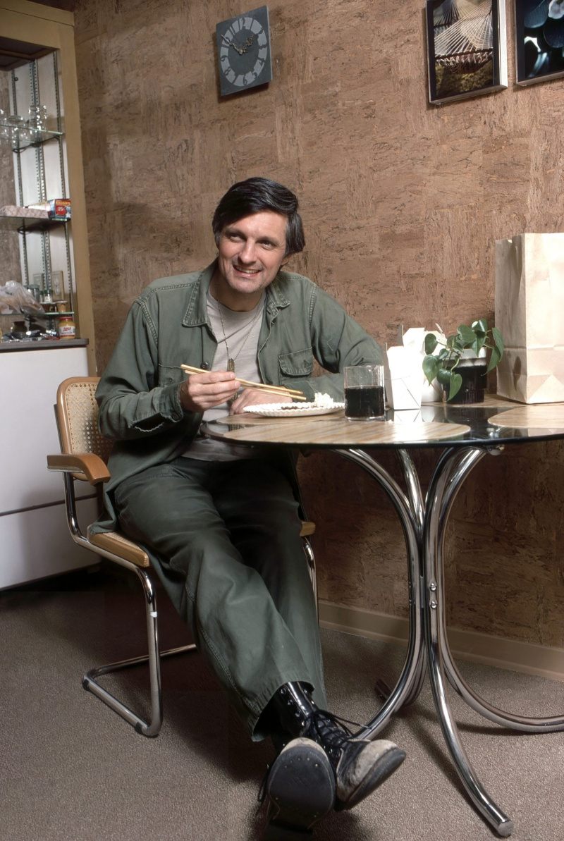   MASH, (alias M*A*S*H*), Alan Alda, Ph: 1976