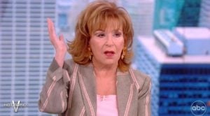  Obožavatelji Viewa rekli su da im je pažnju odvratila Joy Behar's eye makeup