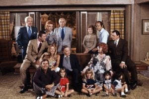   BEWITCHED, stehend von links: David White, Kasey Rogers, Charles Lane, Alice Ghostley, Bernie Kopell; sitzend, von links: Dick Sargent, Elizabeth Montgomery, Maurice Evans, Agnes Moorehead, Bernard Fox; Auf dem Boden vorn: Paul Lynde, Erin Murphy, Diane Murphy, Tamar Young, Julie Young