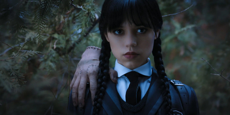 ONSDAG, fra venstre: Thing (aka Thing the Hand), Jenna Ortega,'Woe What a Night',