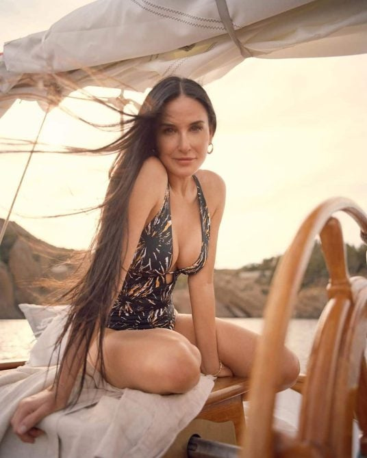   Demi Moore già đi một cách duyên dáng