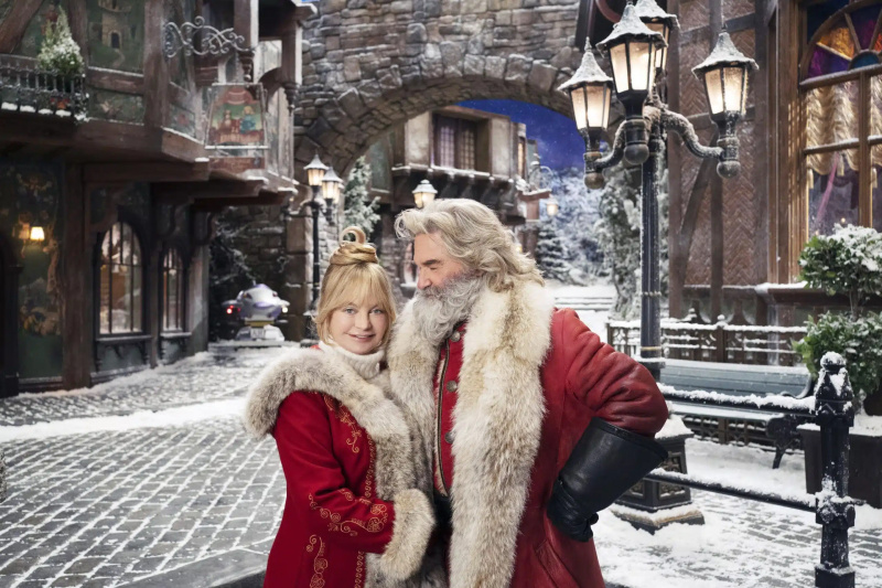  THE CHRISTMAS CHRONICLES 2, dari kiri: Goldie Hawn sebagai Mrs. Claus, Kurt Russell sebagai Santa Claus, 2020