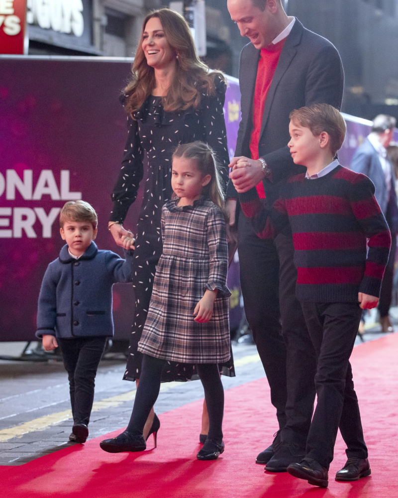  Prins William hertig av Cambridge och Kate hertiginna av Cambridge Catherine Katherine Middleton med sina barn, prins Louis, prinsessan Charlotte och prins George