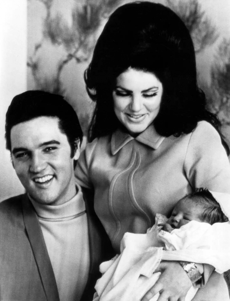  ELVIS PRESLEY, PRISCILLA PRESLEY at LISA MARIE PRESLEY ay naghahanda na umalis sa ospital, 2/5/68