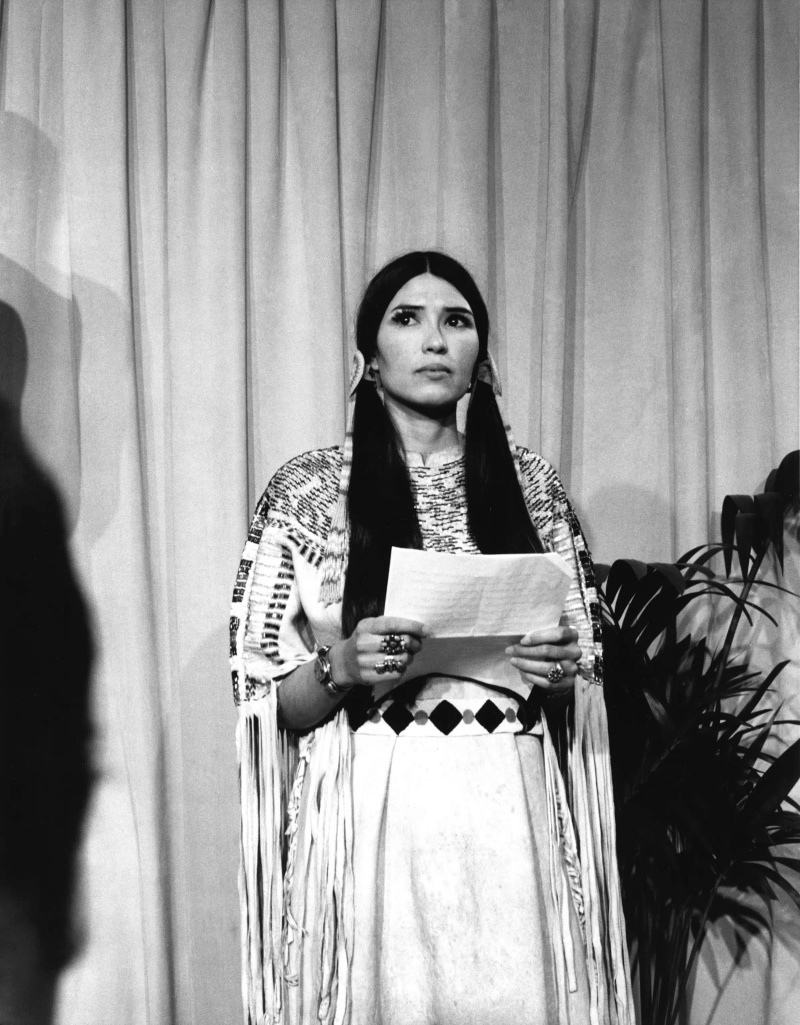  SACHEEN LITTLEFEATHER liest Marlon Brando's refusal of his 1972 Best Actor Oscar for THE GODFATHER, 1973 