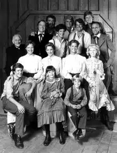 HUISJE OP DE PRAIRIE, (staand, links naar rechts): Dabbs Greer, Kevin Hagen, Victor French, Matthew Labyorteaux, Michael Landon, Stan Ivar, Dean Butler, Richard Bull, (2e rij van onderen): Pamela Roylance, Melissa Gilbert , Leslie Landon, Allison Balson, (voorkant): Lindsay Kennedy, Shannen Doherty, David Friedman