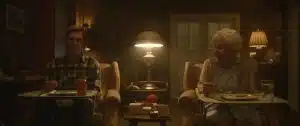 MONSTER: PRÍBEH JEFFREYHO DAHMERA, zľava: Evan Peters ako Jeffrey Dahmer, Michael Learned ako Catherine Dahmer