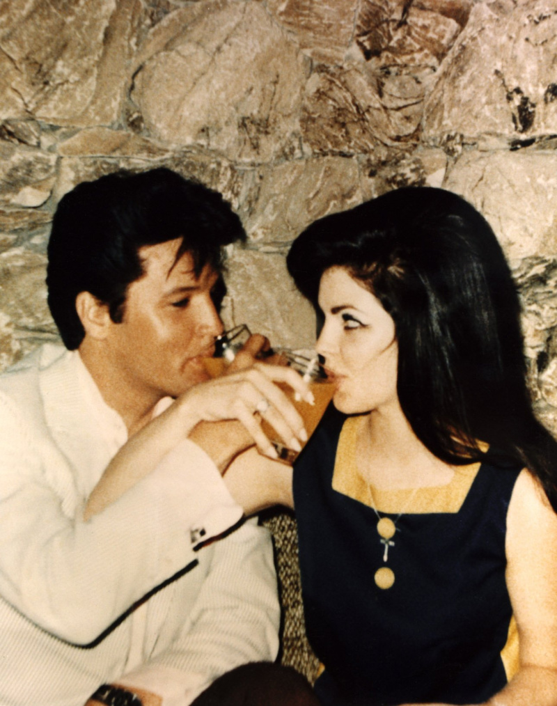  Mladoporočenca ELVIS PRESLEY in PRISCILLA PRESLEY si nazdravljata po obredu, 1967