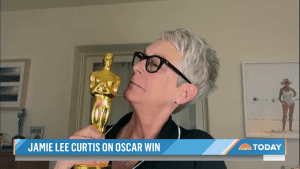   Curtis bewondert haar eerste Oscar