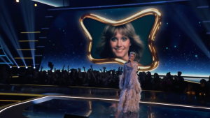 Różowy śpiewał"Hopelessly Devoted to You"
