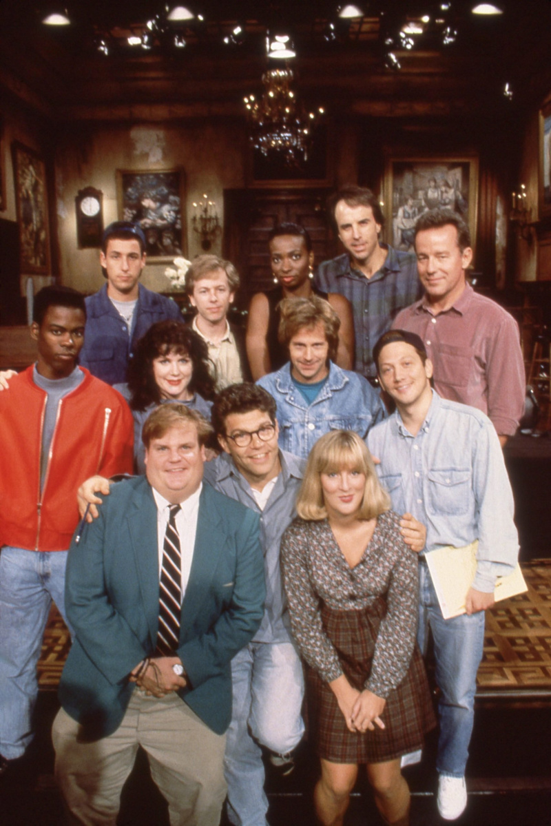 SÁBADO POR LA NOCHE EN VIVO, fila superior desde la izquierda: Adam Sandler, David Spade, Ellen Cleghorne, Kevin Nealon, Phil Hartman; medio: Chris Rock, Julie Sweeney, Dana Carvey, Rob Schneider; anverso: Chris Farley, Al Frankin (escritor), Melanie Hutsell, (Temporada 18), 1975-.
