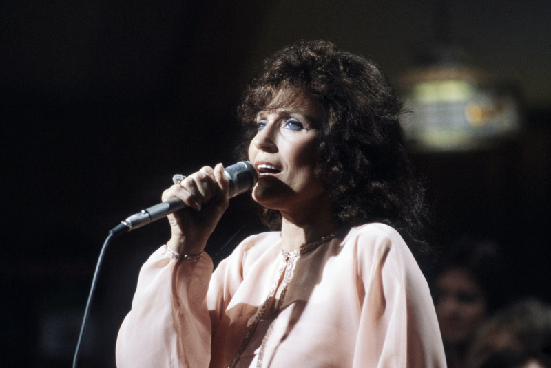  Loretta Lynn, bernyanyi, sekitar tahun 1980-an