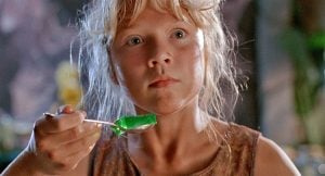   Ariana Richards adalah wajah di balik adegan jello yang terkenal di Jurassic Park