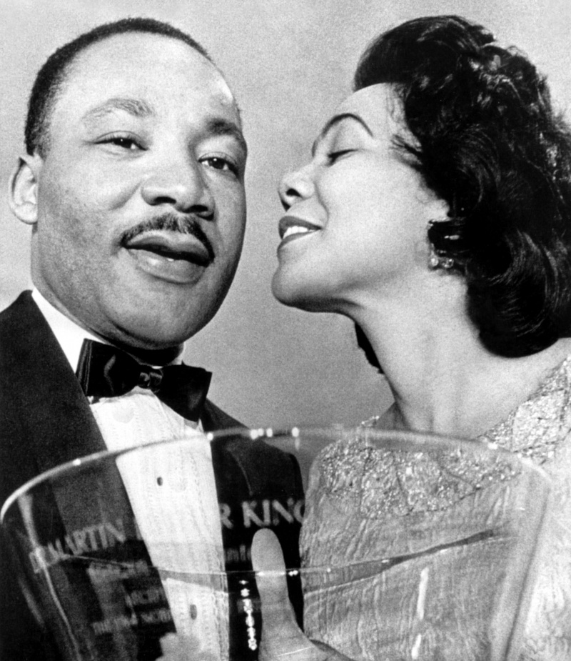  Dr. Martin Luther King Jr., kterému blahopřála manželka Coretta Scott Kingová poté, co mu byla udělena cena Steuben-Glass Bowl Award, Atlanta, GA, 27. ledna 1965