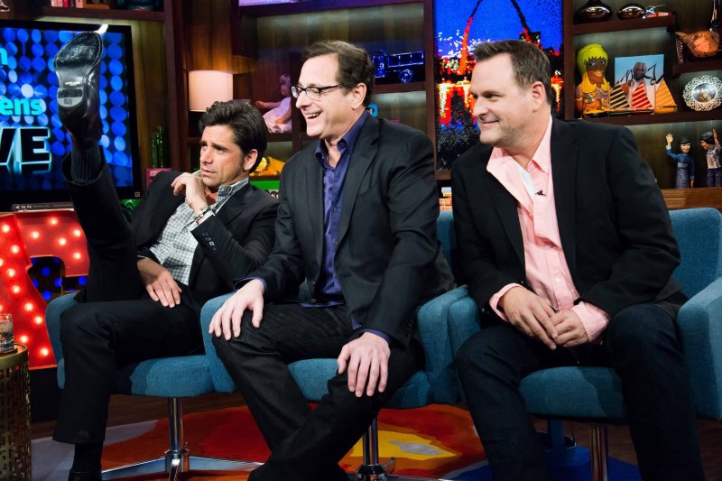 REGARDEZ CE QUI SE PASSE EN DIRECT, de gauche à droite : John Stamos, Bob Saget, Dave Coulier