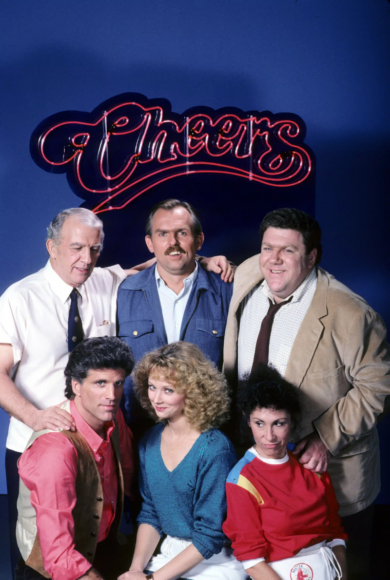  CHEERS, (atas) Nicholas Colasanto, John Ratzenberger, George Wendt, (bawah) Ted Danson, Shelley Long, Rhea Perlman