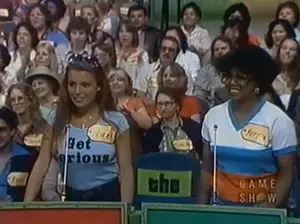   Vanna White en The Price is Right, vista con una camiseta que dice Get Serious