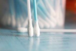   Q-tips được tung ra thị trường vào năm 1923