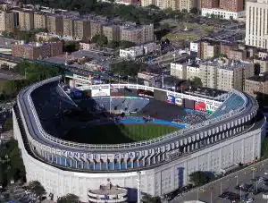 Το αρχικό στάδιο Yankee, το Σπίτι που έχτισε η Ρουθ, καλωσόρισε τους φιλάθλους το 1923