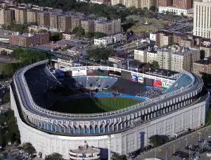   Prvotni stadion Yankee, hiša, ki jo je zgradila Ruth, je leta 1923 pozdravil navijače