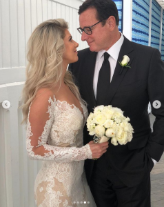   Kelly Rizzo e Bob Saget em seus trajes de casamento