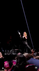   Adele hade sitt eget sätt att tilltala publik som kunde kasta föremål på henne medan hon stod på scenen