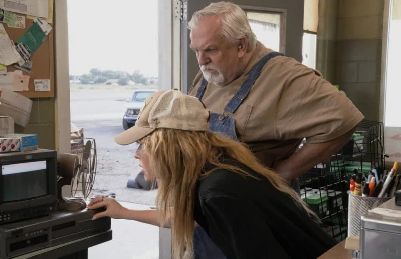  Natasha Lyonne e John Ratzenberger su'Poker Face'