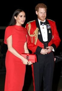  Princ Harry išiel za kráľovnou Alžbetou bez vojvodkyne Meghan