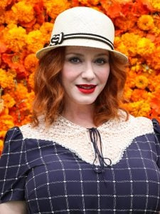 Christina Hendricks, vintage ve modern bir elbise görünümüne sahiptir.
