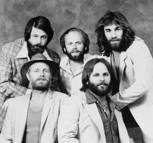   Los Beach Boys, adelante desde la izquierda: Mike Love, Carl Wilson, atrás desde la izquierda: Brian Wilson, Al Jardine, Dennis Wilson