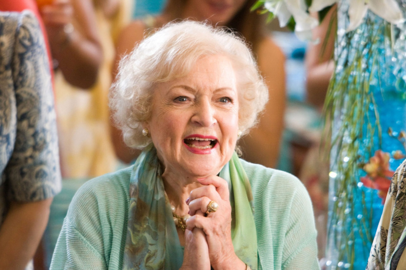 YİNE SİZ, Betty White, 2010