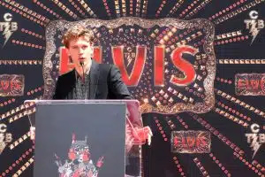 Austin Butler wykorzystuje swoje zwycięstwa, by uhonorować Lisę Marie Presley