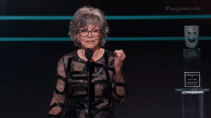   Sally Field atsiėmė istorinę garbę 2023 m. SAG apdovanojimuose