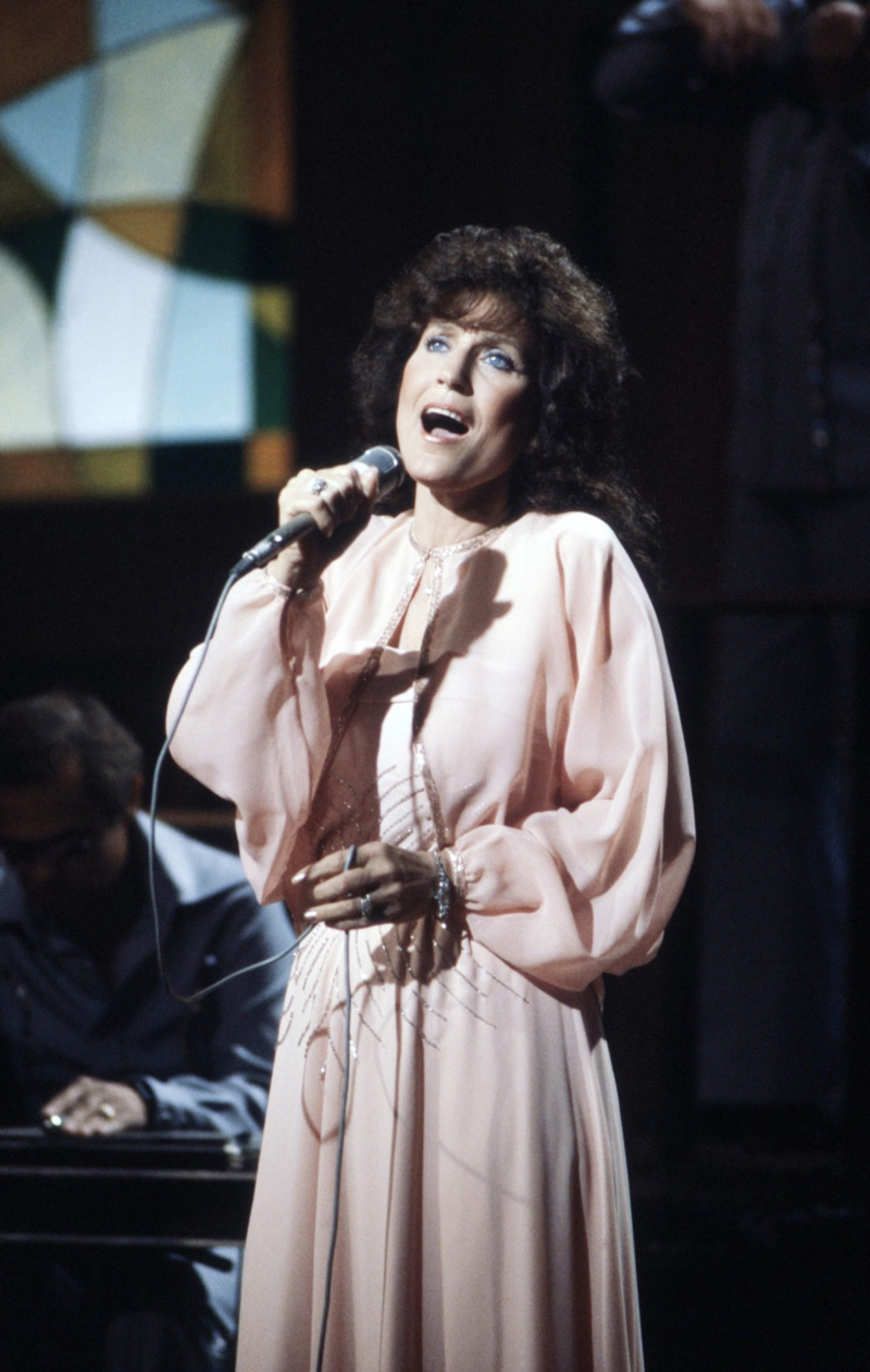  Loretta Lynn, cantando, alrededor de la década de 1980