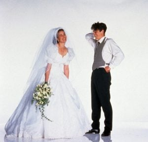 VIER HOCHZEITEN UND EINE BEERDIGUNG, von links: Andie MacDowell, Hugh Grant