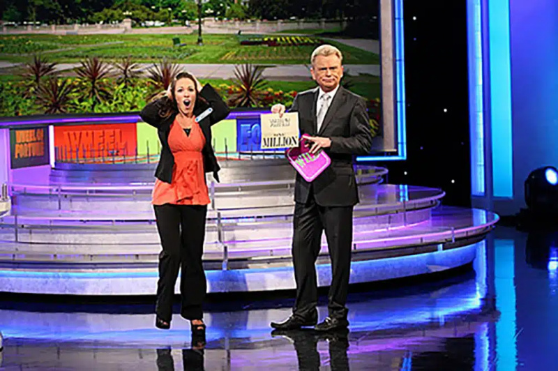Autumn Erhard og Pat Sajack på Wheel of Fortune