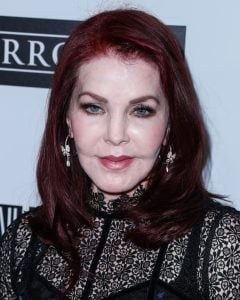  Priscilla Presley dissipou rumores de uma rivalidade com Riley Keough