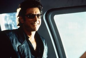   Goldblum mówi, że nie't remember who suggested he leave his shirt unbuttoned for that pose