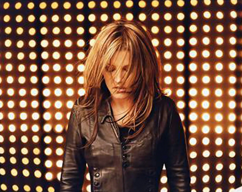 LISA MARIJA PRESLIJA, publicitātes portrets, reklamē savu kompaktdisku, UZ KURU TAS VAR ATRAKT, 2003.