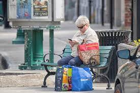   Els clients ho són't thrilled with getting so many reusable Walmart bags