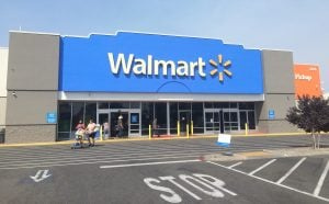   Walmart un citiem mazumtirgotājiem bija jāizsver plusi un mīnusi