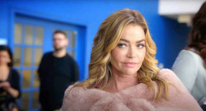 CAMBIADO, Denise Richards, 2020.